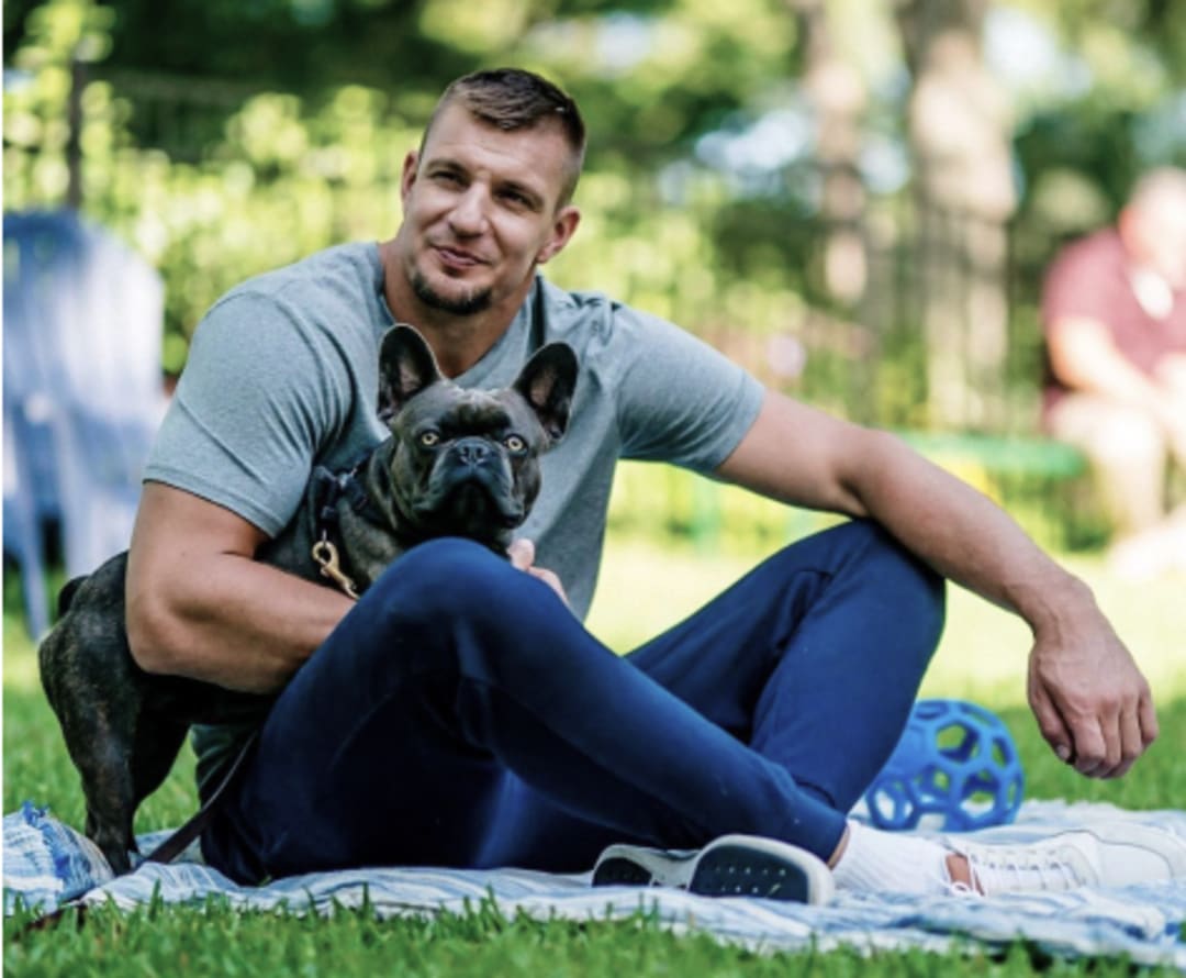 gronk sitting