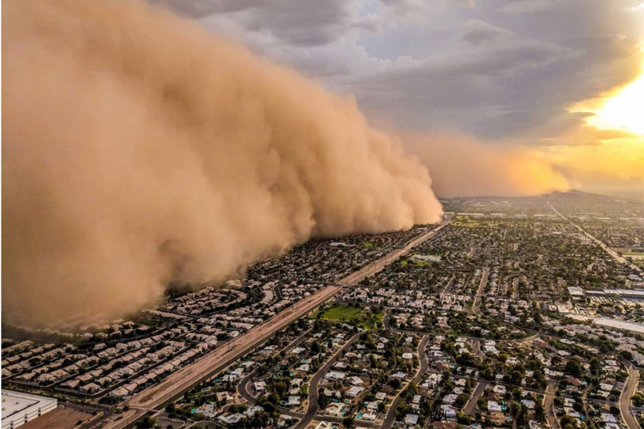A massive dust storm rolls into Phoenix, Arizona. Credit: Jerry Ferguson.